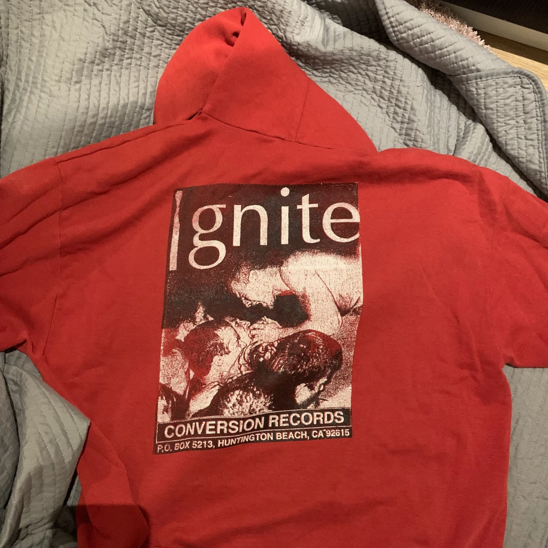 Röd hoodie med tryck  - 90