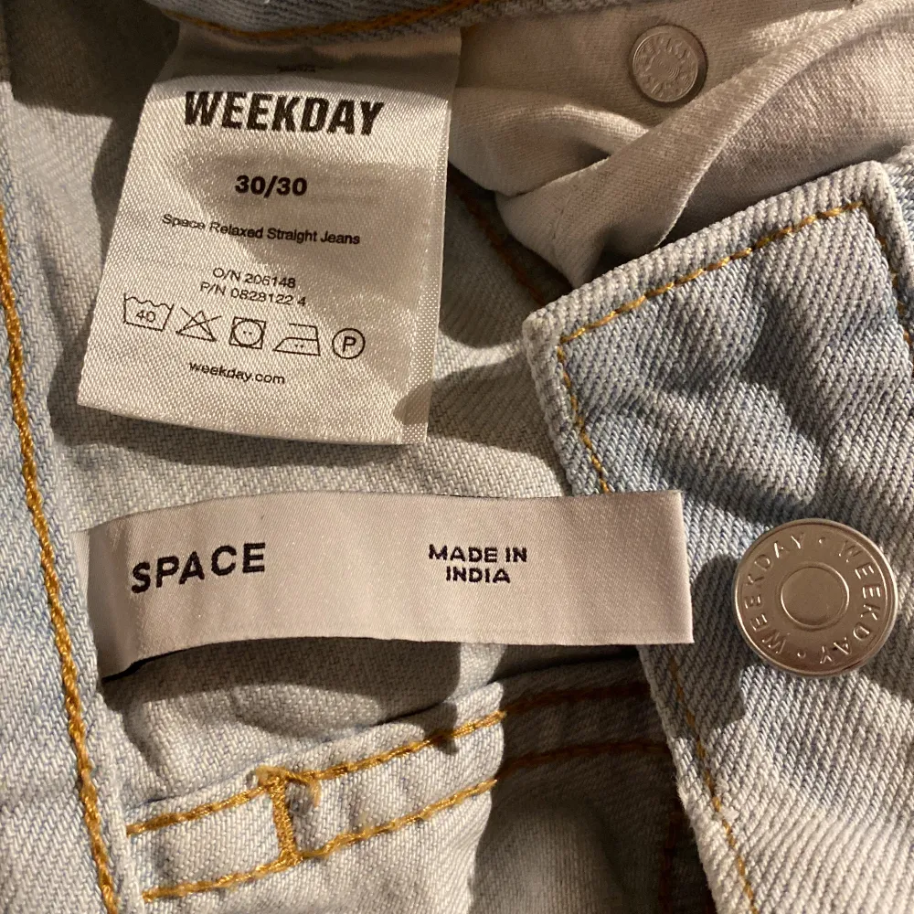 Ett oanvänt par jeans från weekday, model(space) i storlek 30/30. Köparen står för frakten, för fler bilder eller frågor skriv Dm. Jeans & Byxor.