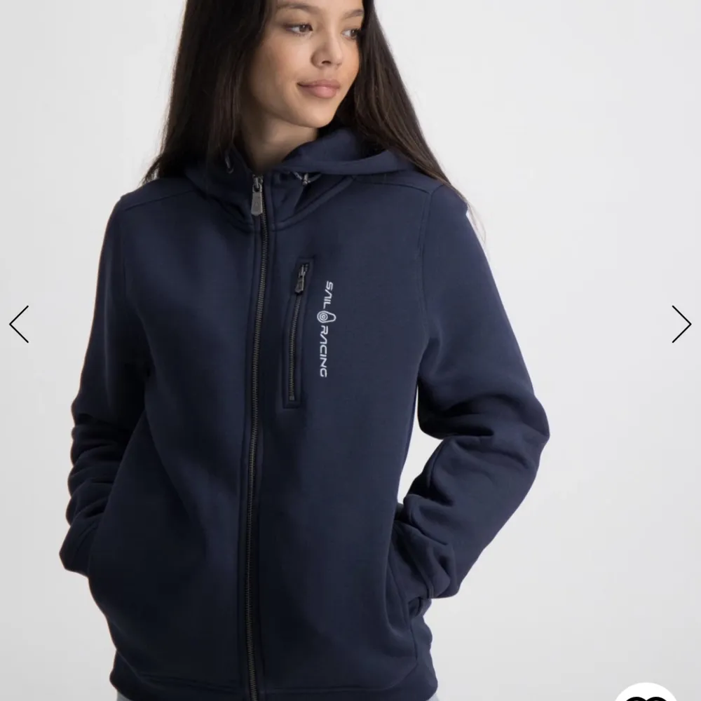 Säljer min jättefina Sail racing zip hoodie! Köpt för ungefär ett år sen💞 använd fåtal gånger! Köpt för 900kr säljer för 450kr💞. Tröjor & Koftor.