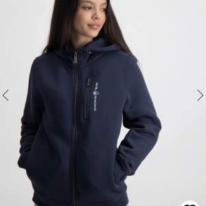 Säljer min jättefina Sail racing zip hoodie! Köpt för ungefär ett år sen💞 använd fåtal gånger! Köpt för 900kr säljer för 450kr💞