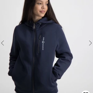 Sail racing tröja  - Säljer min jättefina Sail racing zip hoodie! Köpt för ungefär ett år sen💞 använd fåtal gånger! Köpt för 900kr säljer för 450kr💞