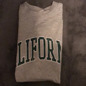 California T-shirt  - Oversized tröja i storlek Xs men kan även andvändas som M! och är även oandvänd🤍💚