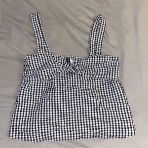 Croptop  - Söt kort linne från H&M. Storlek 36