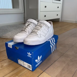 Adidas original forum low - Adidas original forum low. Superfint skick, endast använd fåtal gånger. Säljes då de inte passar. Storlek 43 1/3