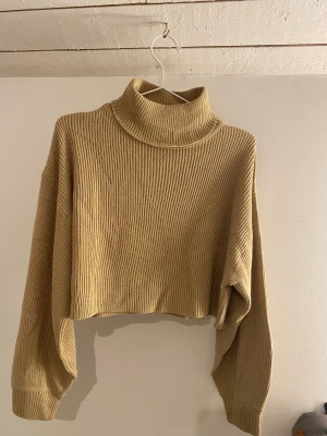 Stickad tröja - Stickad tröja med halvpolo från h&m storlek L men passar nog M också. Croppad Bra skick, endast använd 2ggr