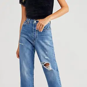 Säljer ett par snygga jeans av modellen Rib Cage. Avklippta nedtill, går till fotknölarna på mig som är 1,73 cm. 