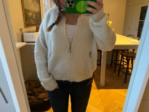 Stickad kofta - Säljer denna snygga koftan! Skriv vid intresse eller frågor<33 