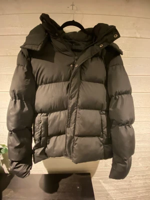 ASOS Puffer Jacka - Köpt för 800kr En vinterjacka som håller värmen bra, använd en vinter men tyvärr lite för stor för mig. Storlek M men passar även L