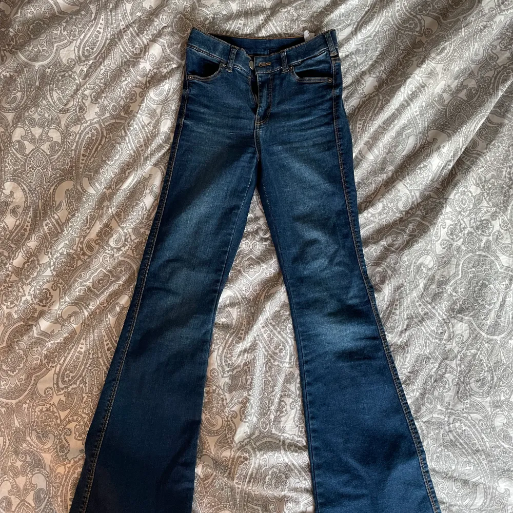 Fina Dr Denim jeans köpta på Carlings i nyskick. Stretchigt jeansmaterial 💛. Jeans & Byxor.