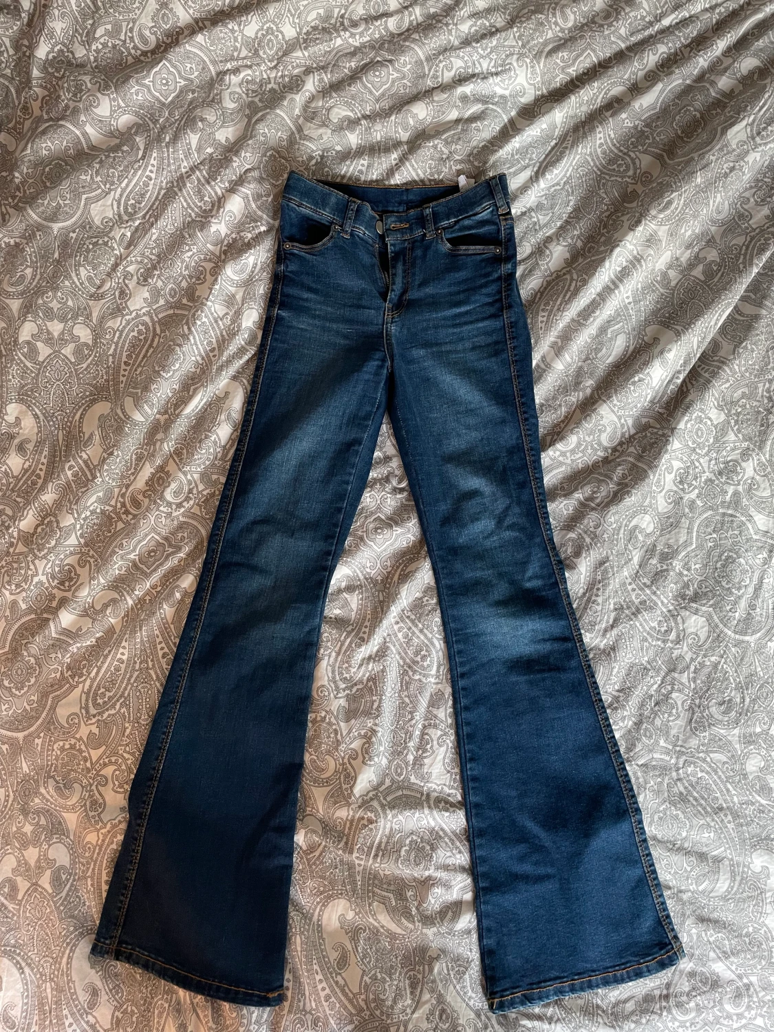 Mörkblå bootcut jeans mid rise