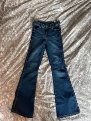 Mörkblå bootcut jeans mid rise - Fina Dr Denim jeans köpta på Carlings i nyskick. Stretchigt jeansmaterial 💛