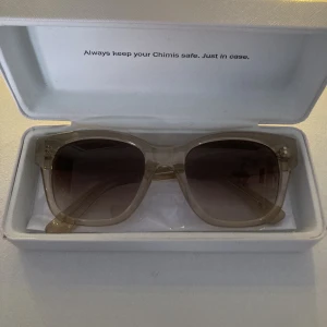 Chimi ecru  - Fina chimi glasögon i färgen Ecru, storlek 07. Inga skador, använda Max 5 ggn. Fint skick👌👌pris går att diskutera vid snabbt köp