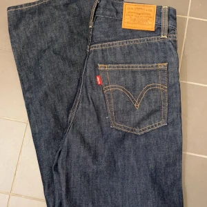 Levis ribcage wide leg helt nya - Köptes för 1250kr har endast testats och är för små tyvärr. De är i strl 24 men passar jättebra på 32. Är långa och passar 170 cm!! Skriv för mer info!❤️