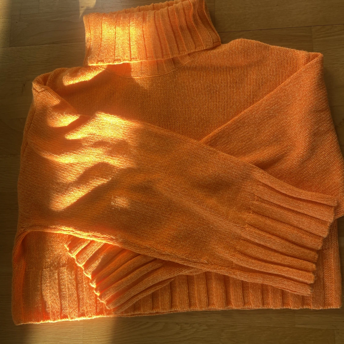 Stickad croppad tröja