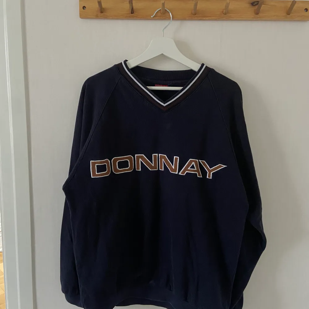 Snygg vintage sweatshirt från Donnay. Sitter oversize på mig som är xs/s.. Tröjor & Koftor.