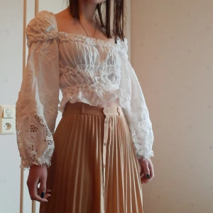 Volangtopp - Puffärmad vit topp med spets och volanger köpt på sellpy, men tror att det är ett shein-varumärke? Ryggen framförallt är stretchig men den har resår fram och runt ärmarna också. Storlek S och i bra skick, lite see-through om man har svart BH dock.