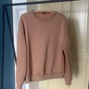 Brun tröja (M) - Brun tröja från Shein köpt för ca 1.5 år sedan. Skicket är 3/5, nopprig och välanvänd. Storlek M, men stor i storlek! 