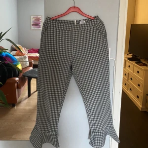 Rutiga byxor - Rutiga byxor med volanger längst ner & dragkedja i bak.