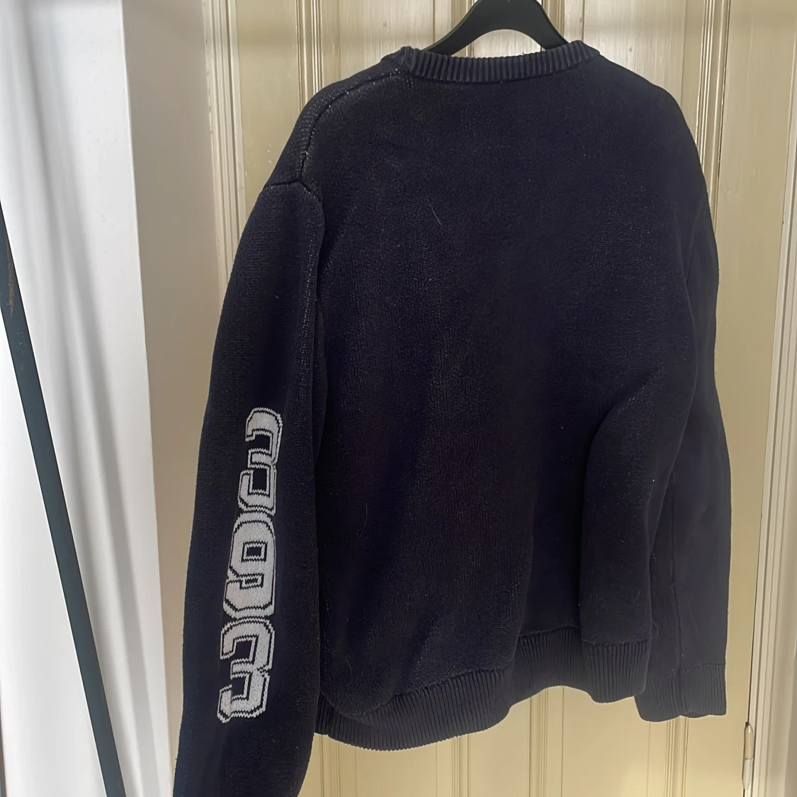 Marinblå tröja med tryck - 91