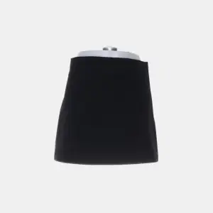 Jättesnygg svart kort kjol från Zara, köpt på sellpy! Strl xs, superfint skick💕 150kr + frakt 