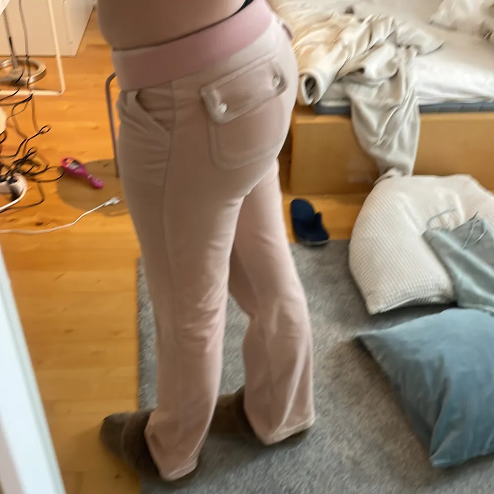 Jag säljer dessa för att jag inte använder mer. Färgen är smuts rosa/ gammalrosa. Måste få sålt snabbt så det är bara att höra av sig till mig💗💗.. Jeans & Byxor.