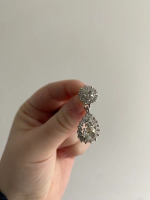 Lily and rose örhängen  - Använda en gång men är som nya! 
