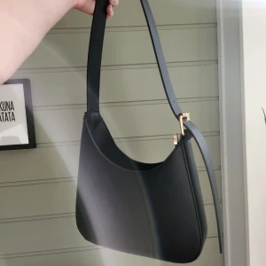 Snygg väska - Snygg asymetrisk väska från JFR✨️Fint skick! Bild 2 från hemisidan för att visa passform