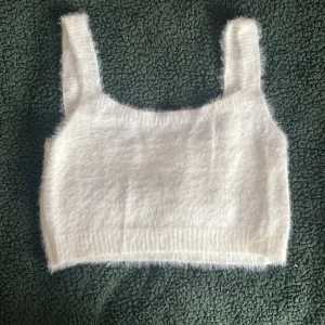 Shein tröja - En tröja köpt på Shein som varit ganska populär på TikTok. Går att ha över en annan tröja vilket gör en rikigt gullig outfit. Org pris 60kr 