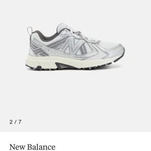 Skor  - Gör en intresse check på mina nya new balance skor! Köpte dem och använt dem tre/fyra gånger men insett att dem är för stora för mig! Bara använt dem inomhus i jobbsammanhang. Storlek 40!  Frakten ingår ej i priset!  Ordinarie pris 999kr