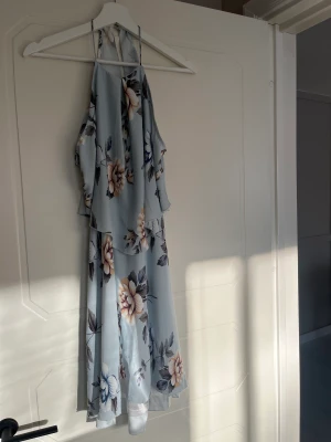 Klänning  - Sommarklänning med blommor från Nelly. Väldig fin klänning som passar lite finare tillfällen. 