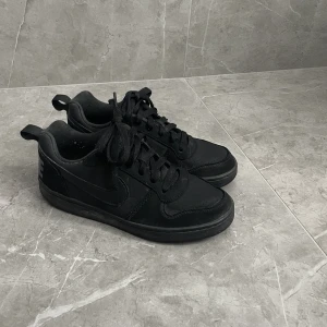 Svarta Nike sneakers  - Svarta Nikeskor (junior). Säljer då dem inte längre kommer till användning. Storlek 36,5