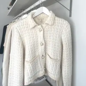 Säljer denna kofta från H&M trend som är vit/beige. En aning sliten på knapparna , nypris: 499kr🤍