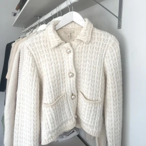 H&M kofta - Säljer denna kofta från H&M trend som är vit/beige. En aning sliten på knapparna , nypris: 499kr🤍