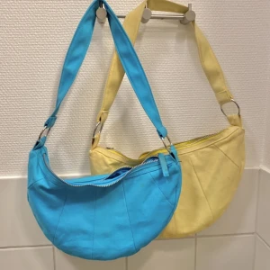 Minibag  - Väskorna köps tillsammans eller separat priset för är är 100och två 150. Det är samma modell och strukturen på väskorna är den samma. Väskorna är från 2000s talet och var väldigt populära då. De är i bra skick och alla dragkedjor fungerar<3