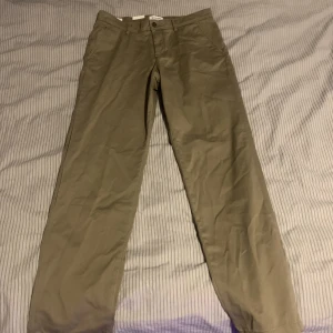 Jack & Jones byxor - Oanvända chinos med loose fit och lappen kvar i storleken 32/34