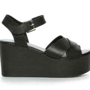 Svarta platåskor (sandaletter) i st 39 - Snygga 90-tals inspirerade skor med hög platå i storlek 39. De är i princip nya då de endast är använda 1 gång. Klackhöjden är 9 cm baktill och 4,5 cm framtill.