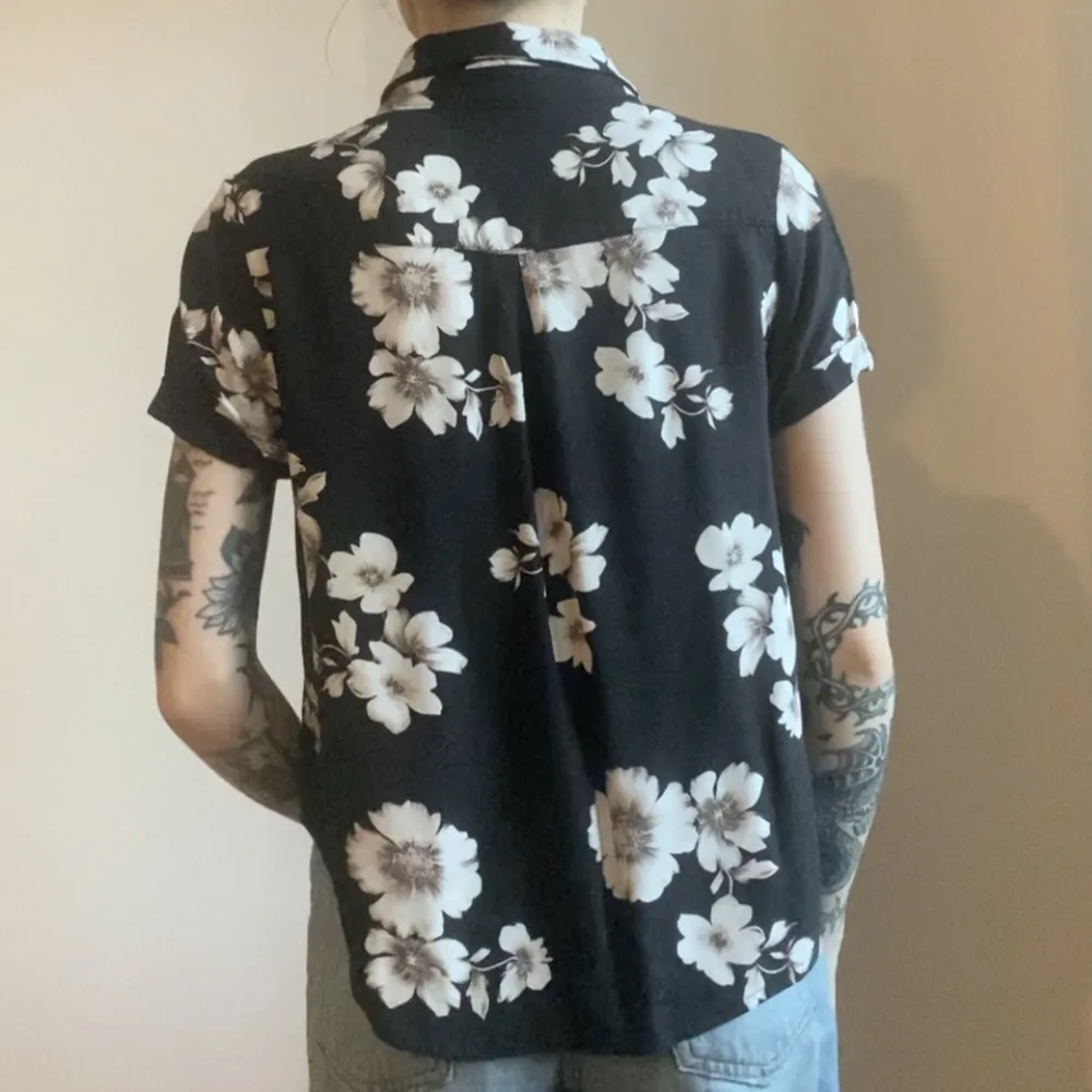 Kortärmad skjorta från Brandy Melville  Blommigt tyg   Använd fåtal gånger så i toppen skick . Skjortor.