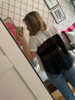 Tröja med spets - Så cool tröja från zara med spets i ryggen. 