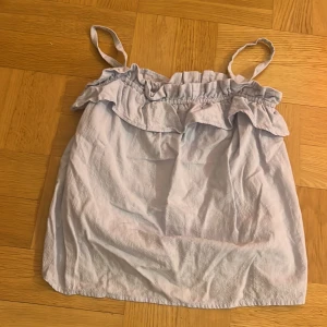 Linne - Jag säljer detta superfina linne ifrån gap kids för 10 år men jag skulle säga att den sitter som en XS. Den är använd några gånger men är fortfarande i väldigt bra skick. Jag säljer för 119+frakt💗