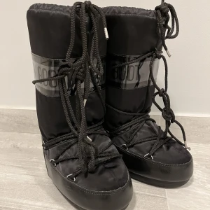 Moonboots - Säljer mina älskade moonboots, bra skick men lite repiga bara används en vinter, skriv om ni har några frågor 💗