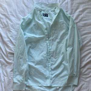 skjorta - super fin och stor skjorta, oerfekt att ha uppknäppt på sommaren. super fin färg.