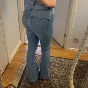 Lager 157 utsvängda jeans - Slutsålda i denna ljus blåa färg. Har redan lagt ut dessa jeans tidigare men vill att fler ska kunna hitta dessa därför lägger jag ut en gång till. Kolla min profil och scrolla ner för att hitta gamla inlägget för dessa jeans för mer info.