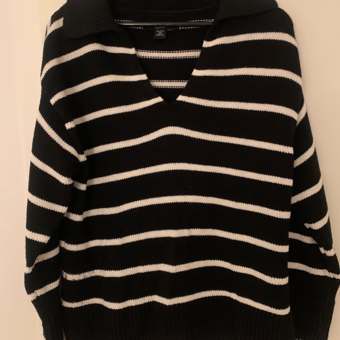 Mörkblårandig stickad tröja storlek M - 90