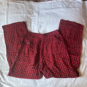 rutiga pyjamasbyxor - säljer då de sitter lite kort och konstigt på mig💕