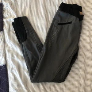 Gråa ridbyxor  - Gråa starlight ridbyxor, storlek 38 men är små i storleken, säljer för 85kr + frakt