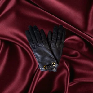 Svarta läder-handskar - Svarta läderhandskar, dock väldigt små. Jag själv har rätt små händer och jag tycker de är tighta. Men väldigt classy o snygga om de passar. Står ingen storlek, men långfingret är 9 cm, insidan av tummen 6,5 och hela handsken är 22 cm ungefär