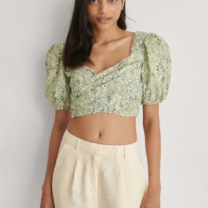 Crop top - En jättefin, grön crop top från NA-KD med puffärmar och smock där bak. Aldrig använd.  Perfekt för Sommen💕☀️