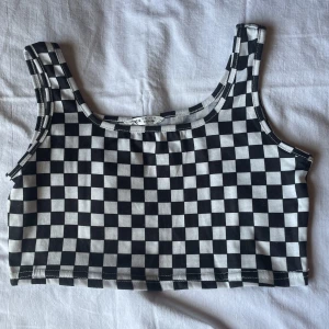 coolt kort linne - säljer då det inte är min stil💕 den är väldigt kort☺️