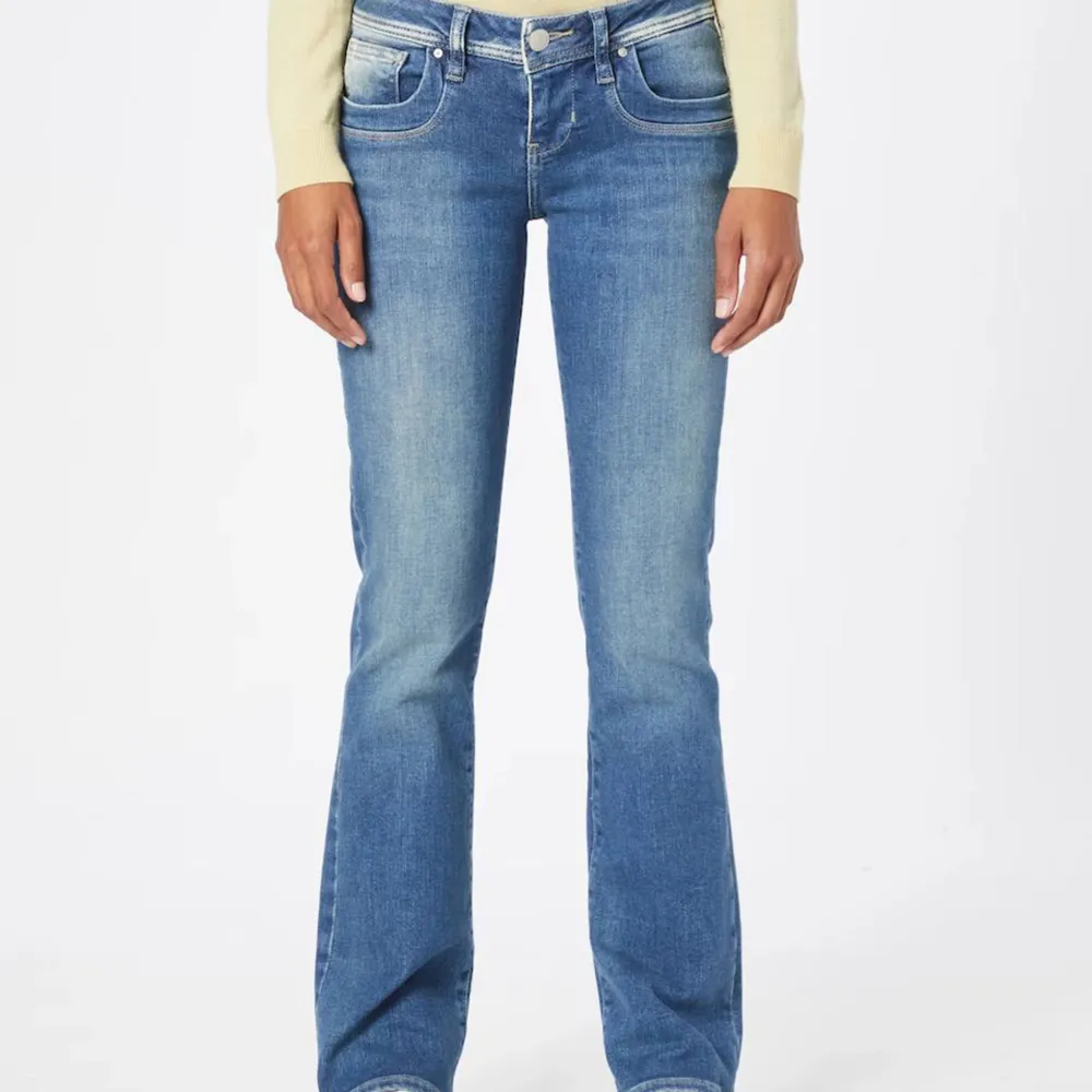 Säljer mina super fina ltb jeans då jag köpt fel storlek. De är knappt använda & är i super bra skick! Nypris 725kr - mitt pris 450kr, snabb affär = 400kr. Vid intresse eller fråga är det bara att kontakta!☺️. Jeans & Byxor.
