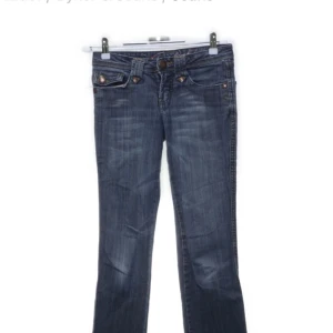 Lågmidjade jeans - Säljer ett par lågmidjade jeans från espirit men köpta från Sellpy. Säljes då jag inte får någon användning. I god kvalite med unika bakfickor och har inga defekter som jag kan se. Tveka inte att kontakta mig om ni undrar något eller vill ha egna bilder:)